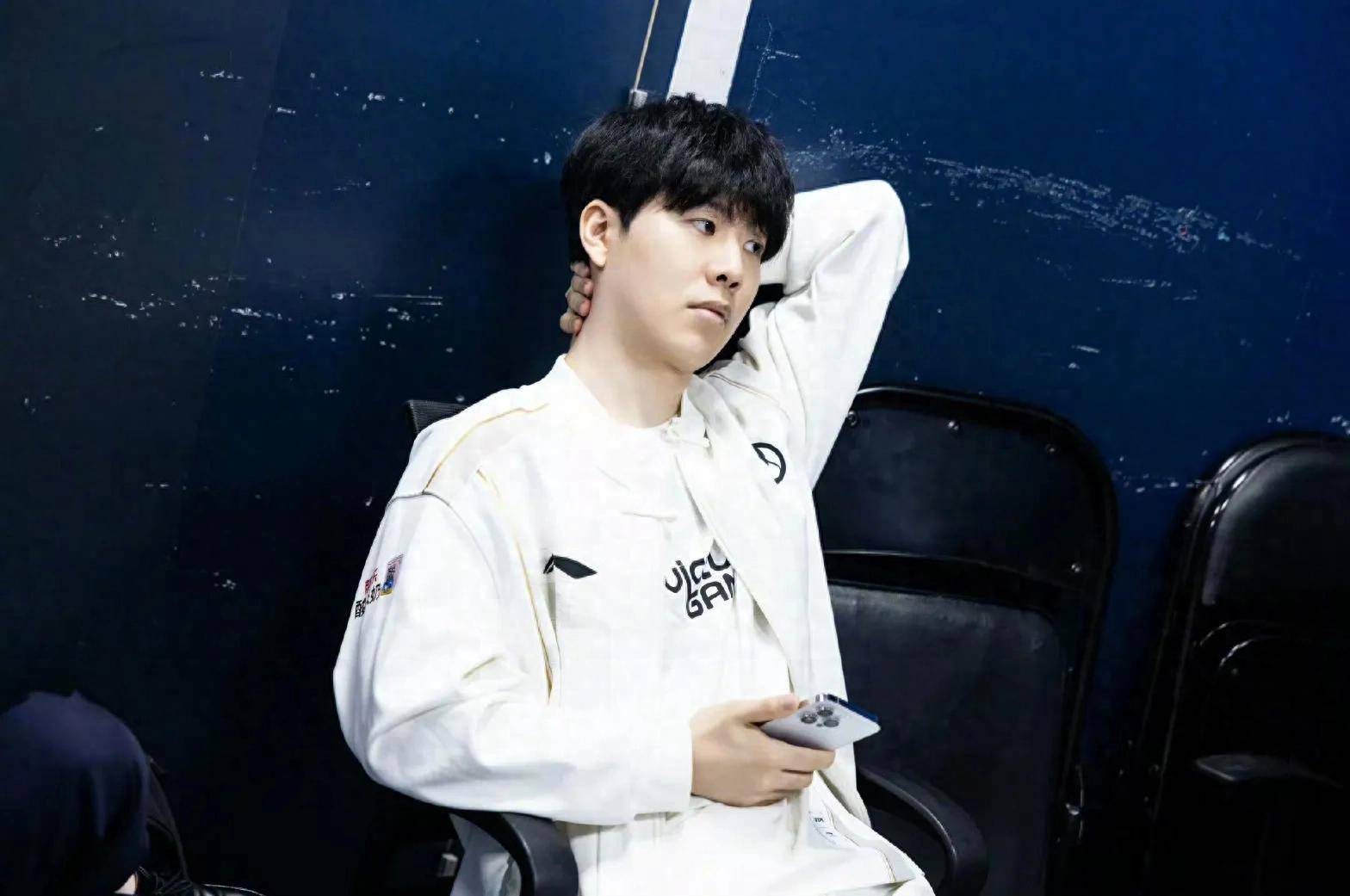 Royal Never Give Up 教练：第二把战术重点是卢娜，但可能前期处理出了点问题